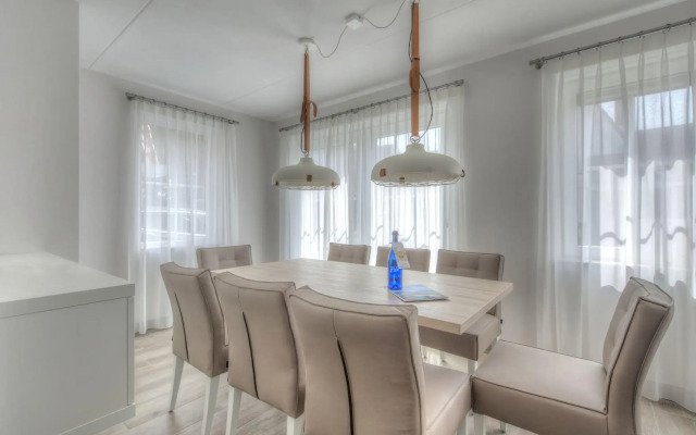 Luxurious Stately Villa With 3 Bathrooms, 1km From the Beach