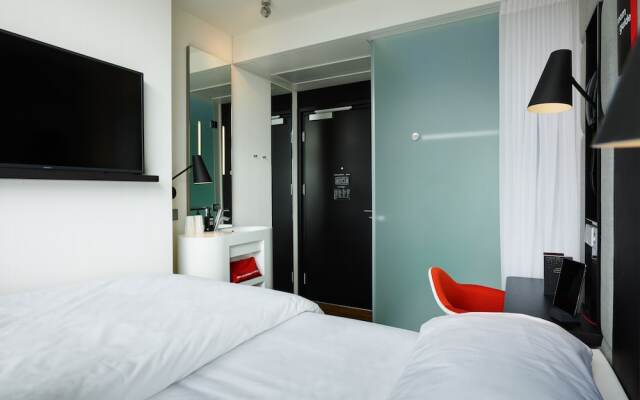 Отель citizenM Amstel Amsterdam Нидерланды, Амстердам - отзывы, цены и фото номеров - забронировать отель citizenM Amstel Amsterdam онлайн комната для гостей