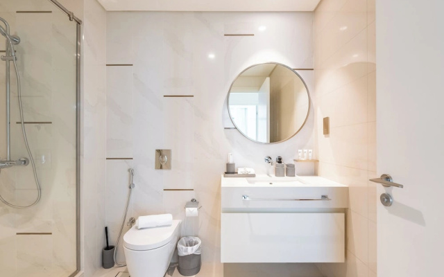 Stylish 1BR with Private Beach Access
