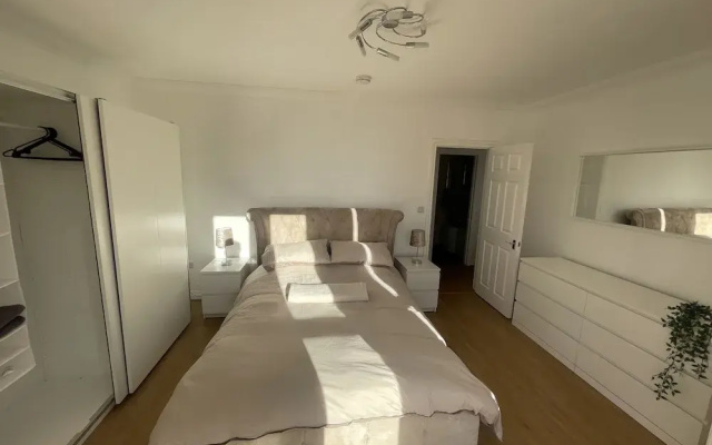 Newcourt Heights Sleeps 4 With Balcony