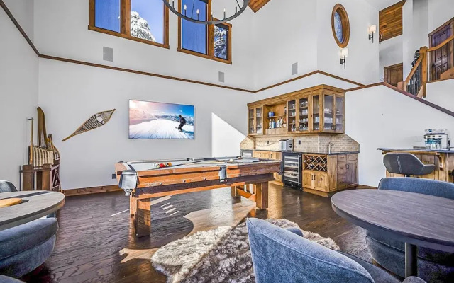 Inuksuk Lodge 4800 sq ft of Excellence