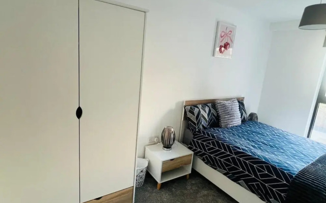 Sleeps 3 - Garden and Parking - Near Old Trafford