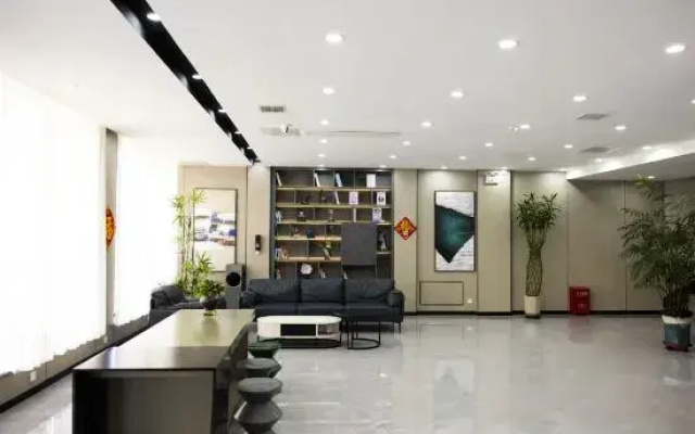 Xiongxian Qiancun Business Hotel