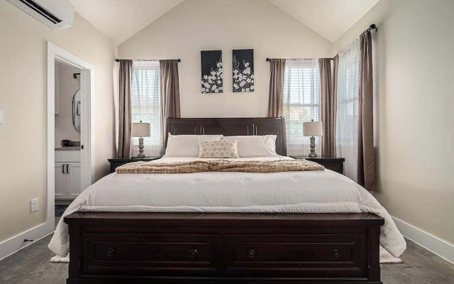 Pet Friendly W/hot-tub-six Minutes to Downtown!