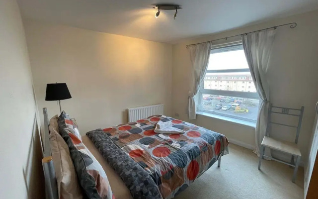 3 Bed Flat - Sleeps 6 - Parking - Wifi