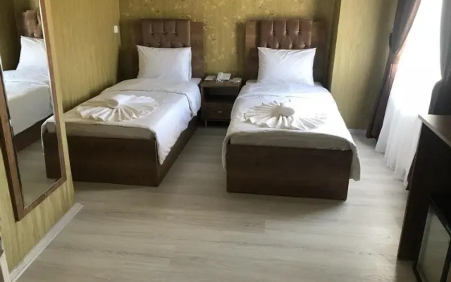 Big Molls Hotel