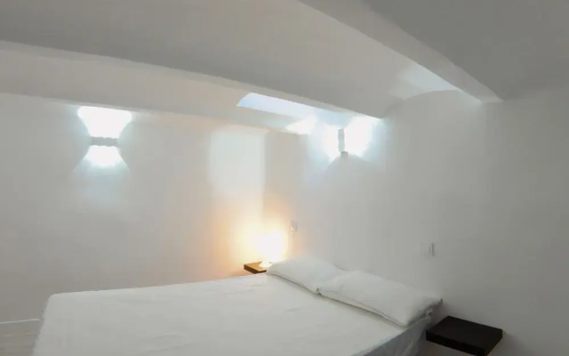 Duplex con cama de 135cm, A/C. WiFi metro Plaza Eiptica