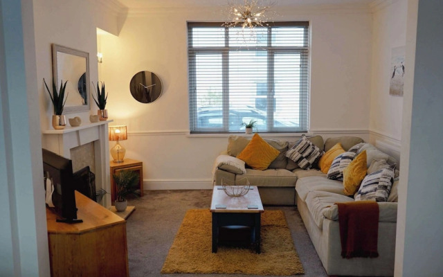 Ivydene - 3 Bedroom House -tenby