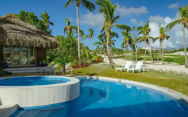 Unique Haven Free Access to Eden Roc Beach Club