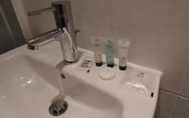 5 Bed Camberley Airport Accommodation