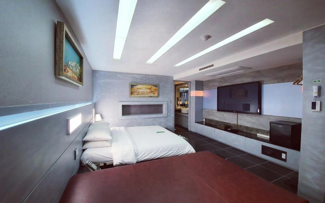 Friendly DH Naissance Hotel by Mindrum Group