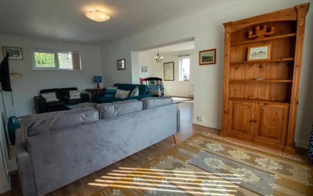 Spacious Home - Sea & Steam Train Views + Garden
