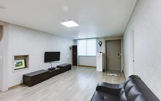 Gyeongju Hayan jip Pension