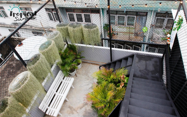 Tropical Summer Cafe & Hostel