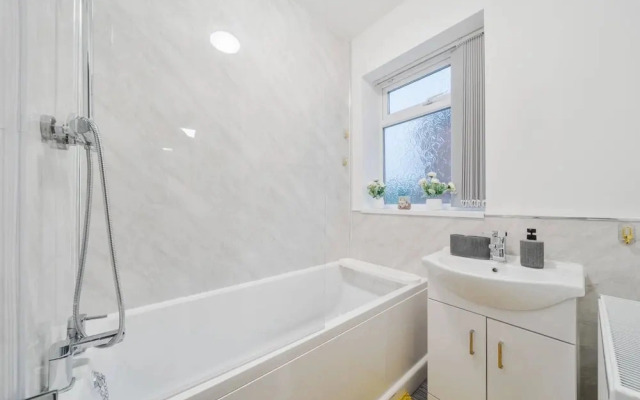 Contractor-friendly 2-bedroom House With Free Parking