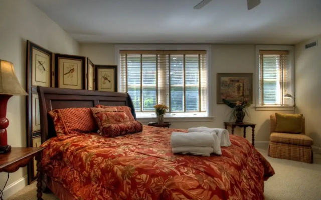 Biltmore Village Hideaway - 2 Br Condo