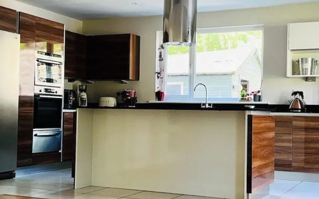 4-bed Seaside Dream House - Sleeps 8 & Parking