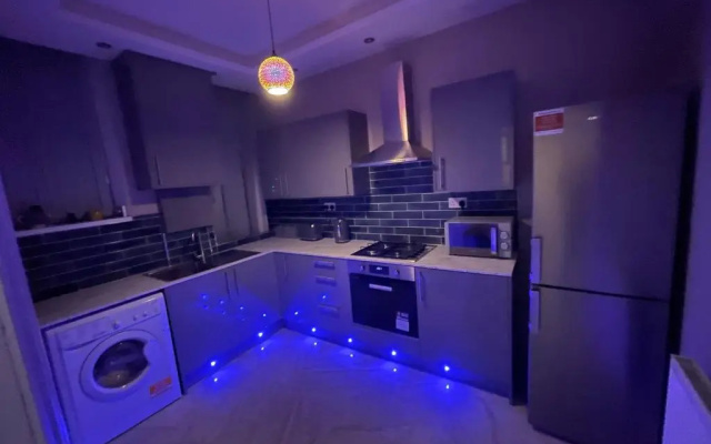 1 Bed Flat - Sleeps 2 - Hot Tub - Parking - Wifi