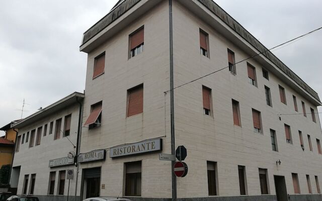 Отель Ristorante Albergo Roma Леньяно вид на фасад