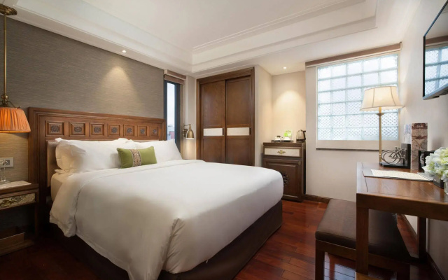 Peridot Gallery Classic Hotel