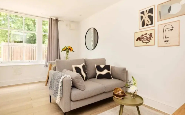 The Streatham Crib - Bright 2bdr Flat