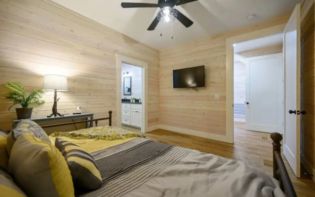 Stardust Hollow Cabin for 14