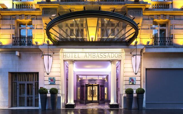Отель Paris Marriott Opera Ambassador вид на фасад