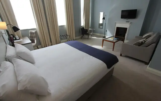 Yarrow Hotel
