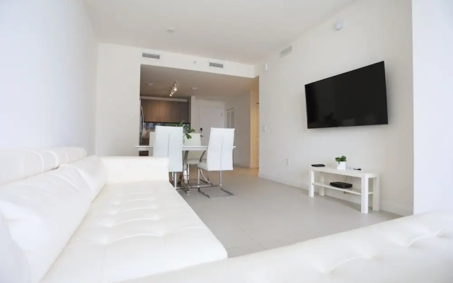 King Bed Full Service Apt