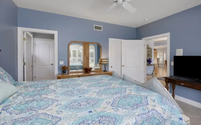 Bella Vita 5 Bedroom Home by RedAwning