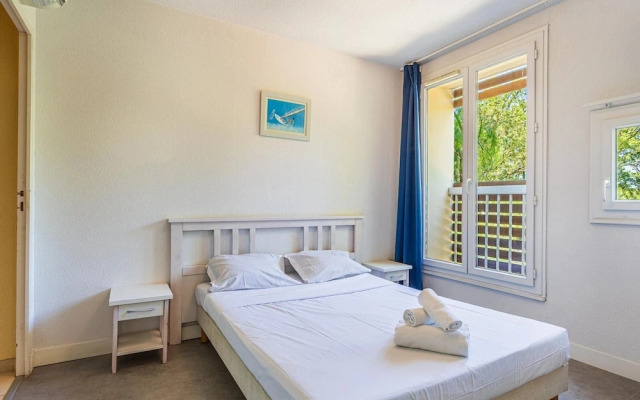4-guest AC Apartment Near Beach
