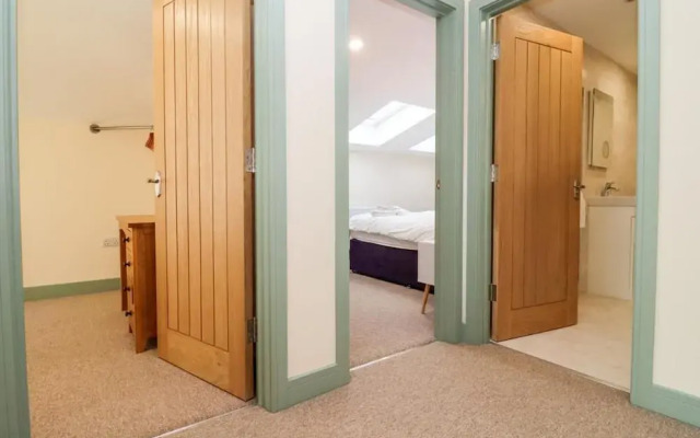 Barn in Cotswolds With Hot Tub & Scenic Views