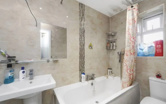 Heathrow Garden Lodge [Free Parking • Netflix • Prime • Coffee • WiFi]