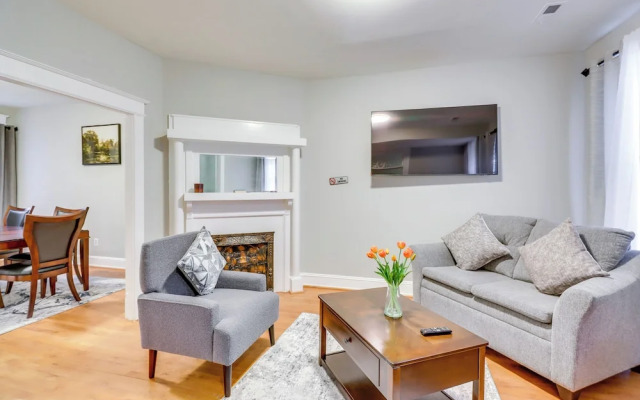 2 Mi to National Mall: DC Townhome