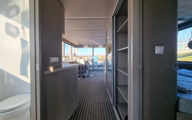 Luxe huisboot met 6 slaapplaatsen en airco in Limburg