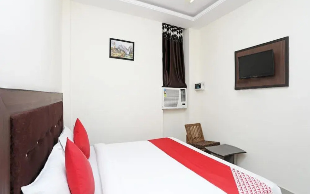 OYO Flagship 14468 Hotel Divine Ganges