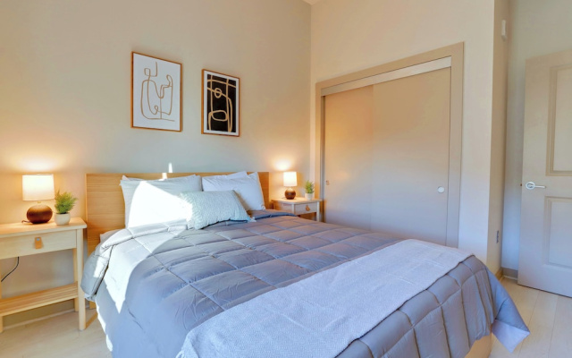 Fantastic 2BR Condo at Crystal City