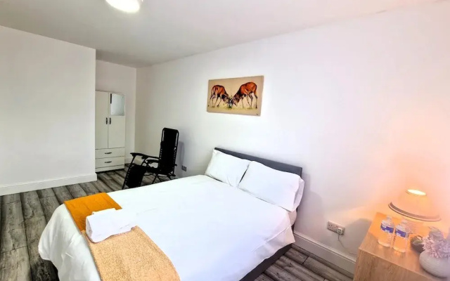 5 Bed Family Home Greater London, Free Parking