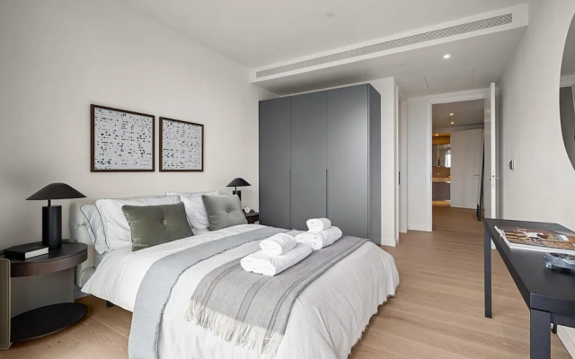 Stunning two Bedroom Docklands Apartment With Balcony