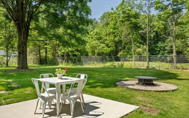 The Pines-pets,across From Ivy Center EC, Town!