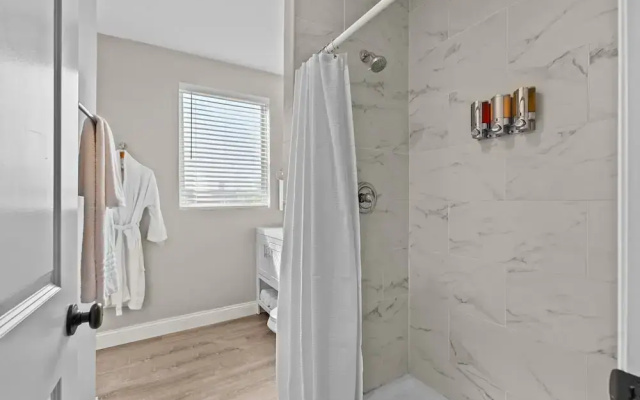 4700 West End Whimsy