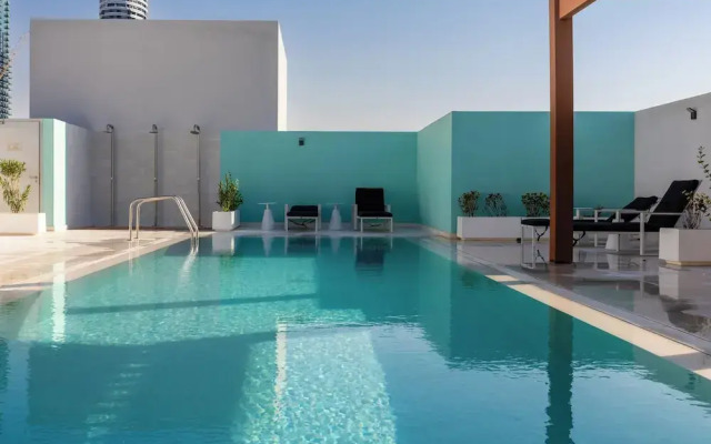 Waves - Urban Chic 1BR Apt With Maid
