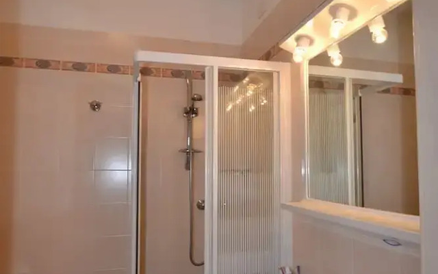 Lovely Flat in a Building Surrounded by Garden