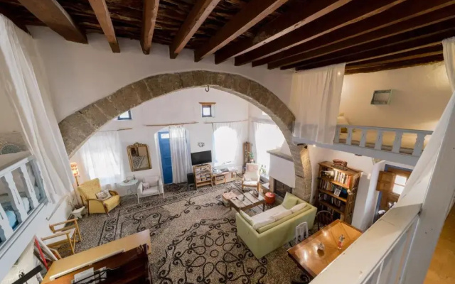 Artistic Home- 250yr old traditional village house