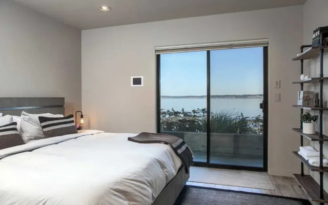 Langley Waterfront Condo by Avantstay A+ Views