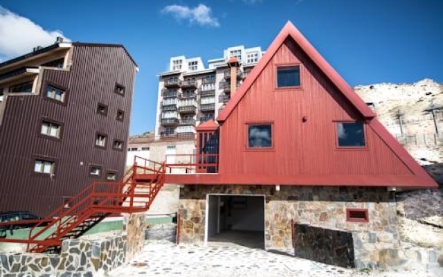 Отель Chateau Rouge En Sierra Nevada Сьерра-Невада вид на фасад