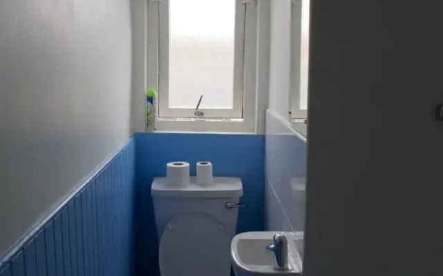 2 Bedroom Seaside Flat With Scenic Views