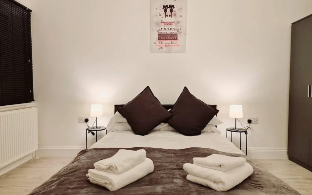 Deluxe 2 Bed Apartment in Uxbridge