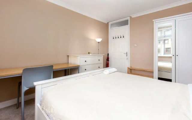 Metropolitan Close - Deluxe Guest Room 2