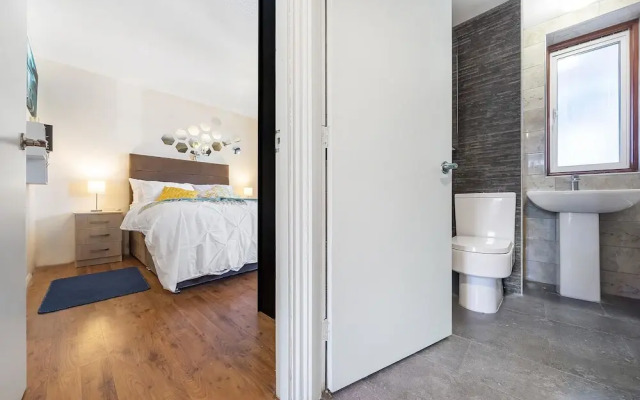Canton Street - Deluxe Guest Room 2